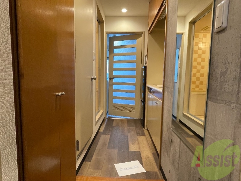 玄関　玄関は写真通り広いです。綺麗な床でした。