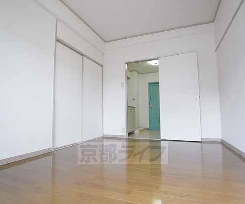 居室・リビング　白基調の部屋でキレイですよ