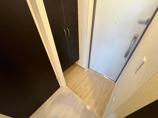 玄関　色合いは異なる場合があります(イメージ)色合いは異なる場合が