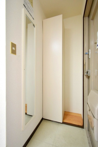 玄関　鏡付きの玄関