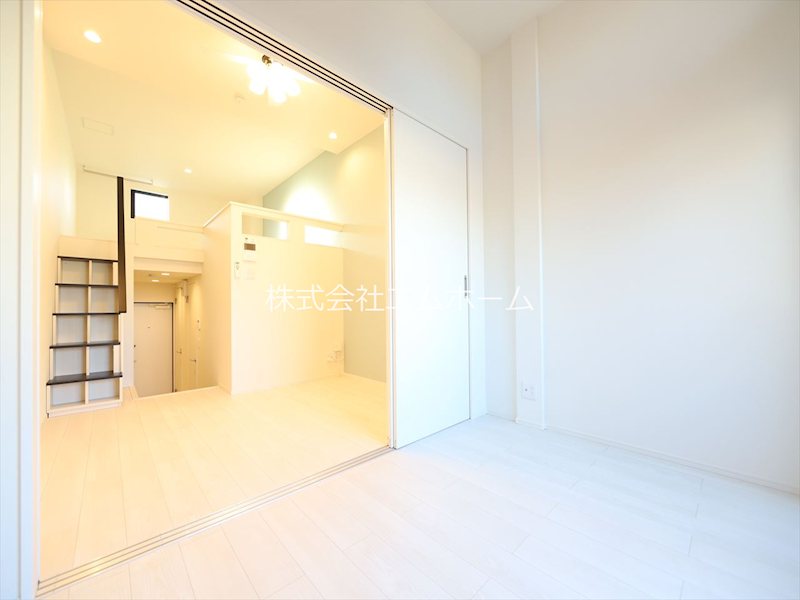 居室・リビング　洋室5.4帖　洋室3.7帖　ロフト6.1帖　エアコン完備