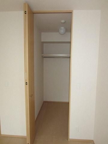 収納　奥行きたっぷり、ウォークインクローゼット。