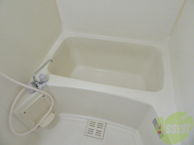 バス・シャワールーム　こちらはお風呂。一日の疲れをここで癒してください。