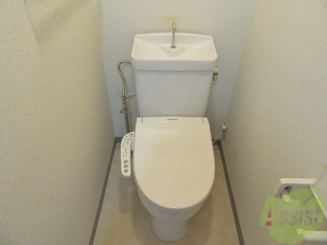 トイレ　ウォシュレット機能がついているので安心ですね。