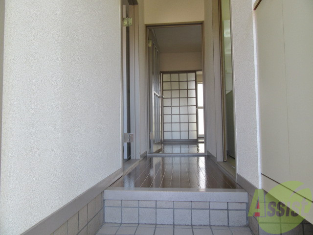 玄関　外から玄関を撮影してみました。広いリビングに繋がっています。