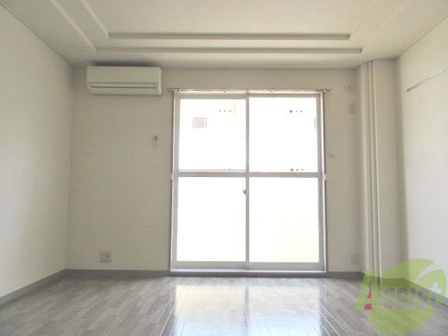 居室・リビング　リビングはこんな感じです。窓が大きくて良く陽が入ってきます。