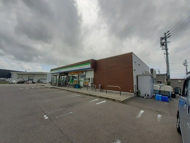 コンビニ　ファミリーマート曽和インター店（コンビニ）まで550m
