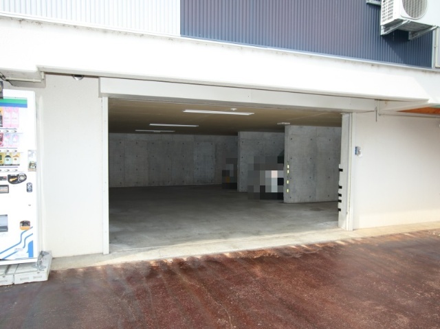 駐車場　建物下、電動シャッター付