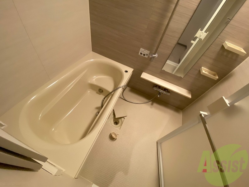 バス・シャワールーム　バスルームはこちらです。広々としてゆったり休めます。