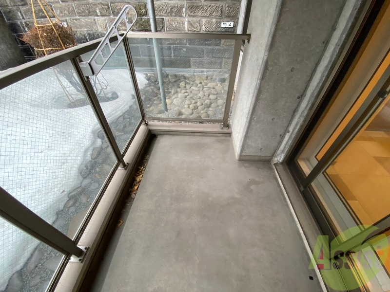 バルコニー　バルコニーは幅があり、広い印象を受けました。