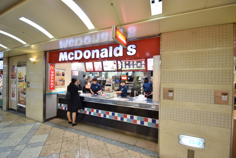 飲食店　マクドナルドなんばウォーク店（飲食店）まで711m