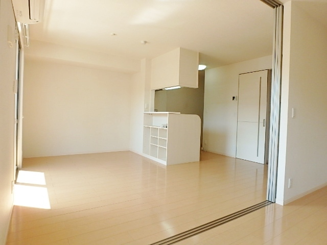 居室・リビング　ＬＤＫと洋室７．５帖は繋げて利用できます