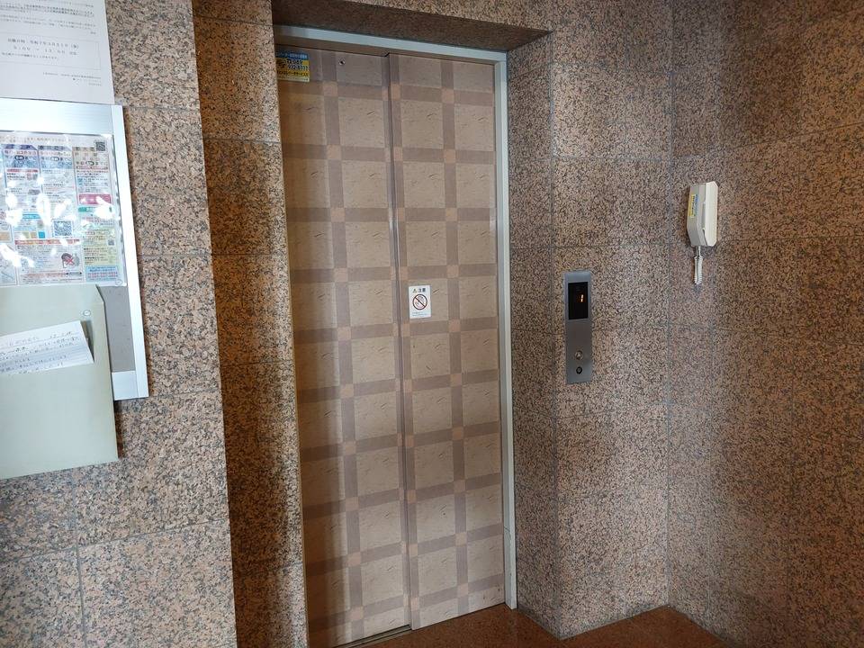 エントランス　エレベーター