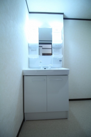 洗面設備　朝の支度にも助かる、独立の洗髪洗面化粧台