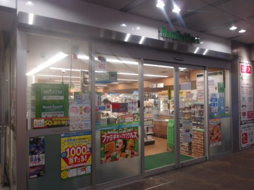 コンビニ　ファミリーマート 京成船橋駅前店（コンビニ）まで747m