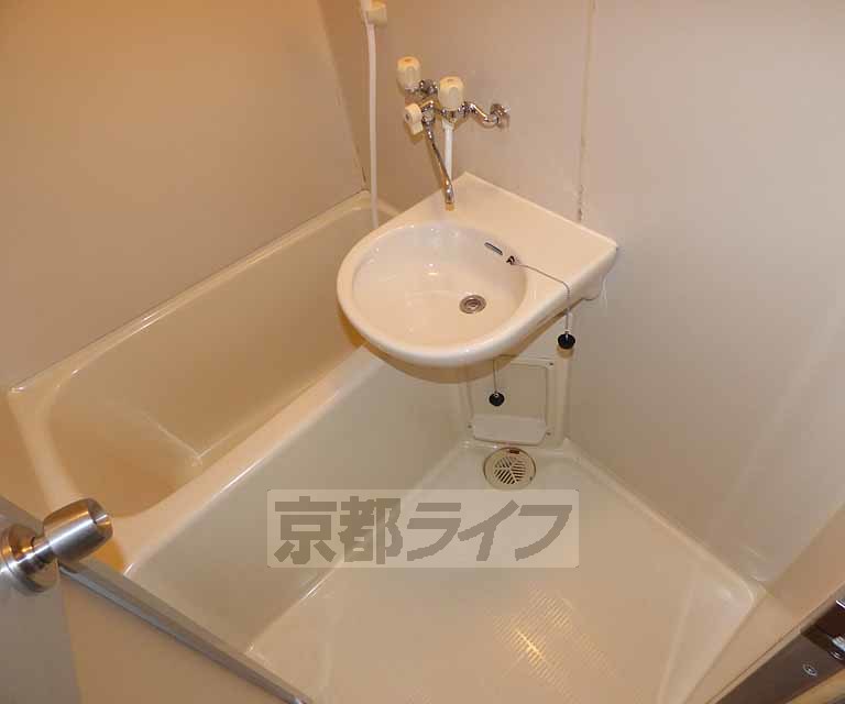 バス・シャワールーム　バスルームです。