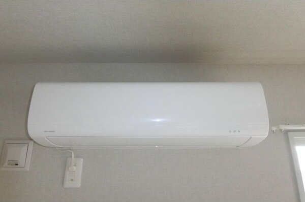 その他設備　夏もカラッと快適♪エアコン付きです！