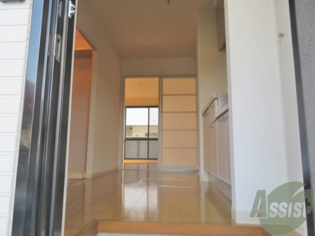 玄関　げんかんから撮影しました。お部屋の明るさが伝わりますね。