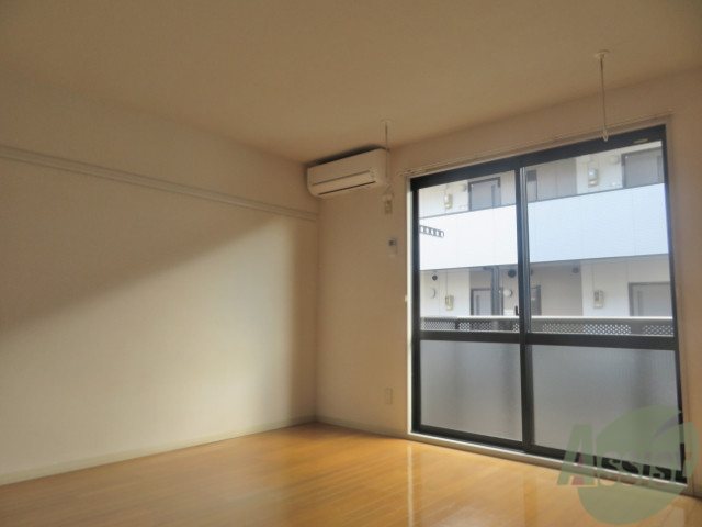 居室・リビング　リビングは９帖の洋室です。南東向きで陽当たり良好ですね！