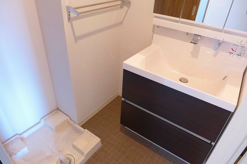 洗面設備　三面鏡付シャンプードレッサー　収納豊富です。