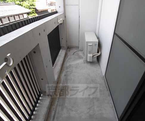 バルコニー　コンクリート打ちっ放しのバルコニー。