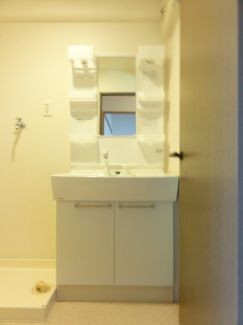 洗面設備　類似タイプ参考写真掲載。