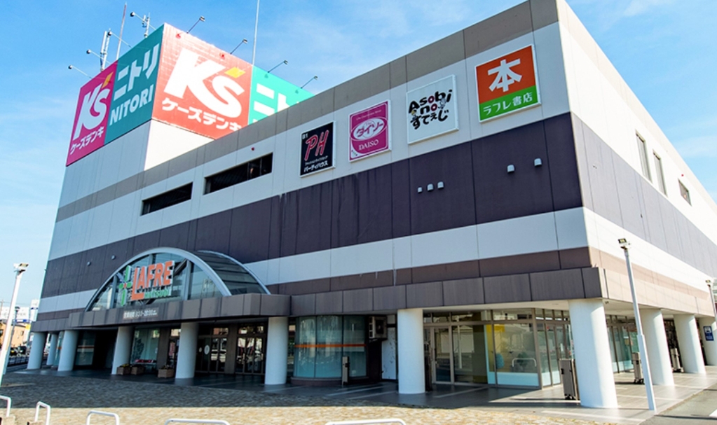 ショッピングセンター　ラフレ初生（ショッピングセンター）まで696m