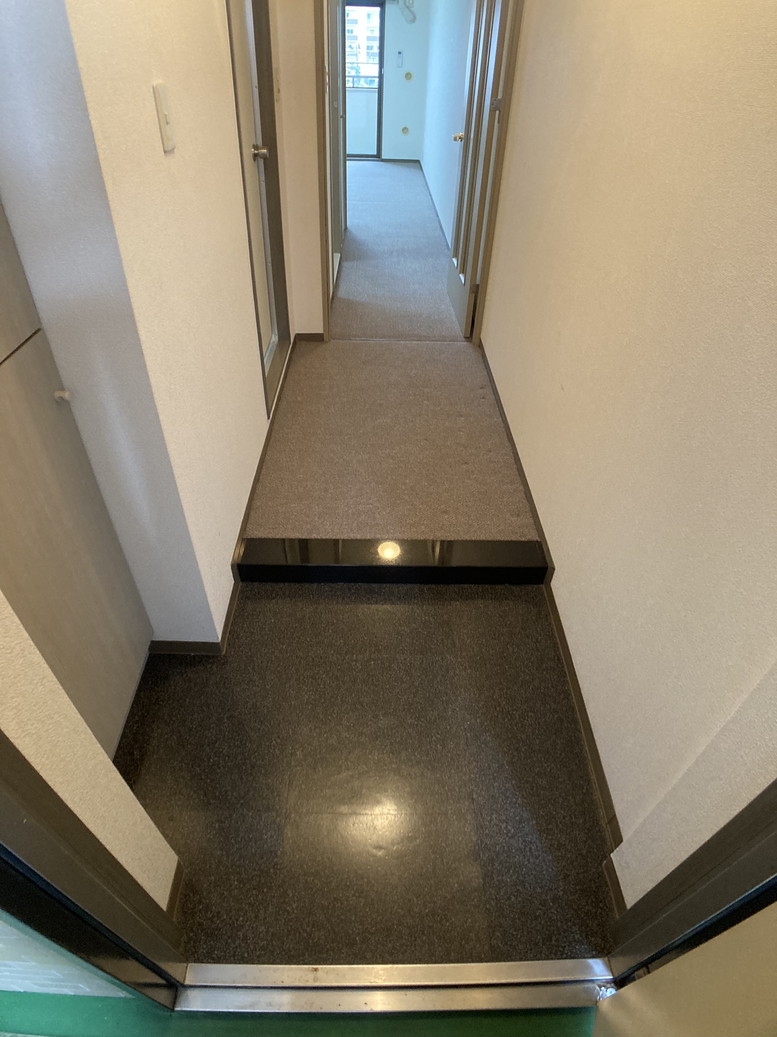 玄関　下駄箱有