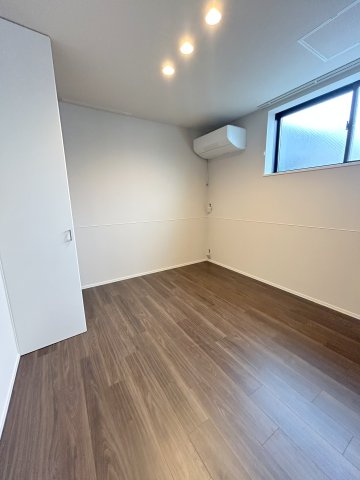 その他部屋・スペース　落ち着いた色調の寝室です