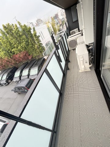 バルコニー　暖かな日差しのふりそそぐバルコニー
