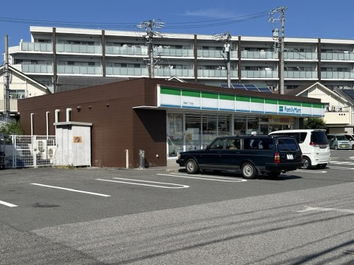 コンビニ　ファミリマート粕畠三丁目店（コンビニ）まで538m