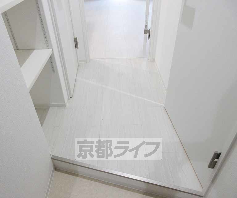 その他部屋・スペース　広い奥行きの廊下です