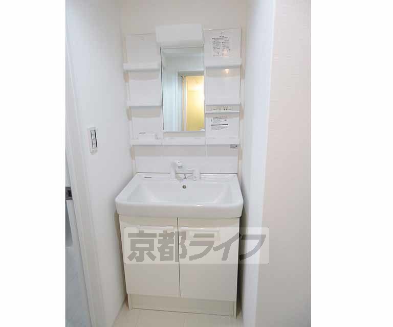 洗面設備　白基調の洗面台です
