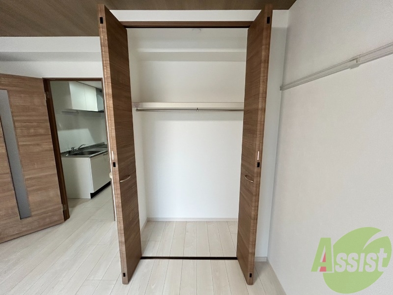 収納　背の高い収納にはコートなども入れておけます。