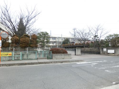 中学校　行田市立西中学校（中学校）まで433m