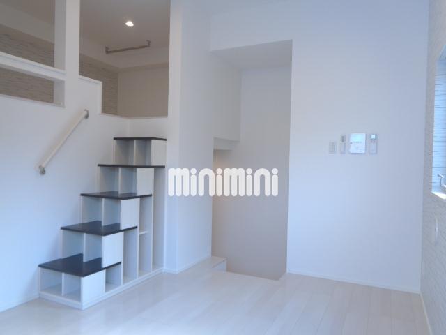 居室・リビング　階段にも収納出来ますね