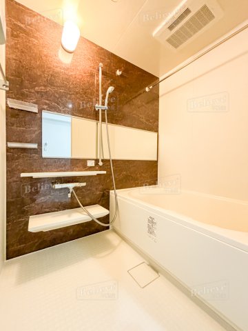 バス・シャワールーム　追い焚き・浴室乾燥機付きのお風呂です♪