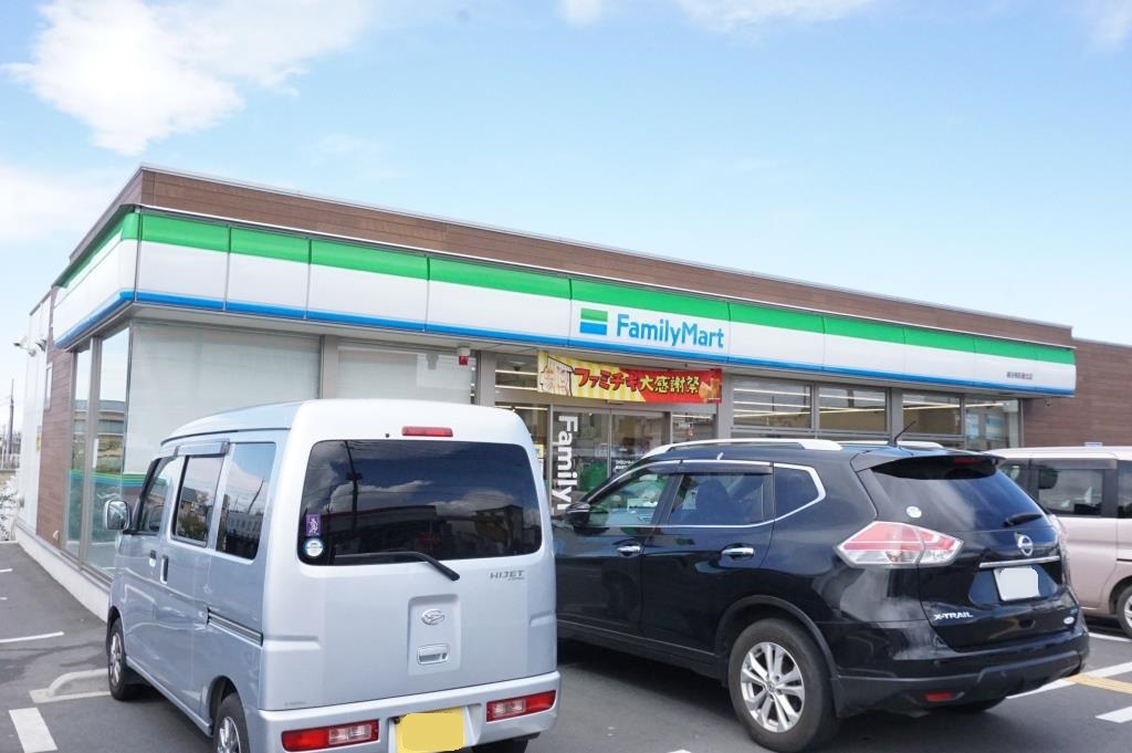 コンビニ　ファミリーマート 越谷南荻島北店（コンビニ）まで584m