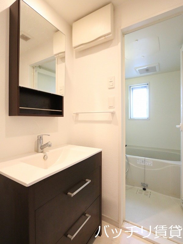 洗面設備　別号室タイプの為、現状を優先いたします