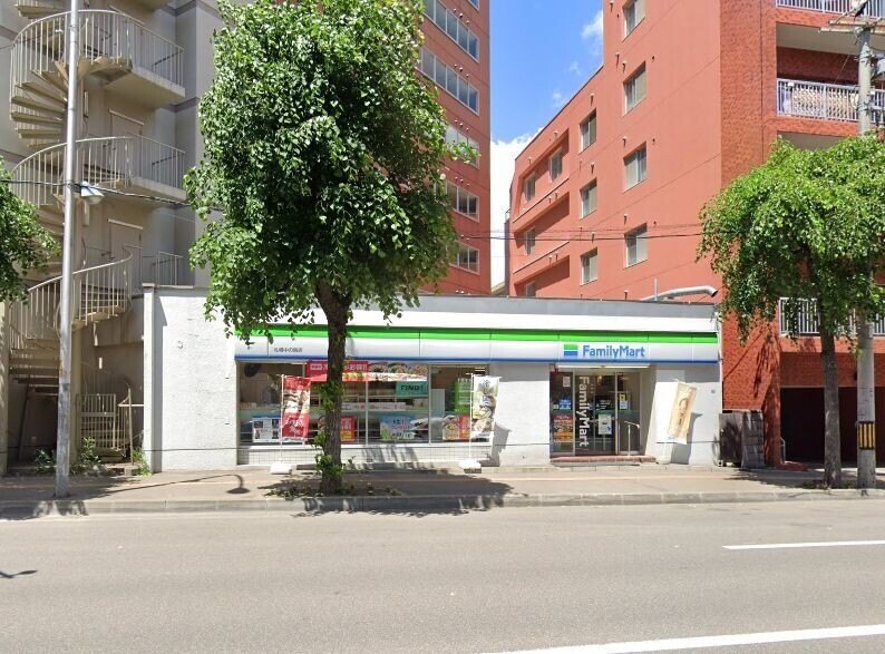 コンビニ　ファミリーマート札幌中の島店（コンビニ）まで210m