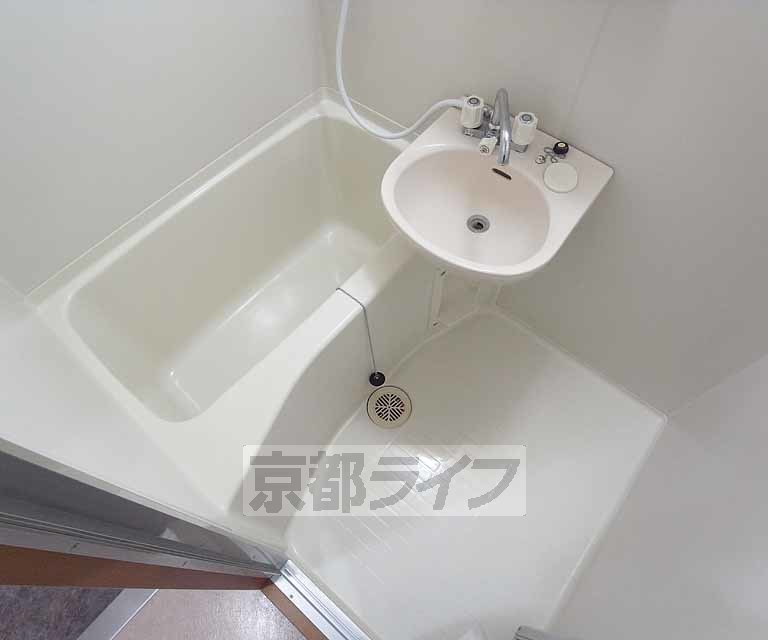 バス・シャワールーム　清潔感のあるお風呂です