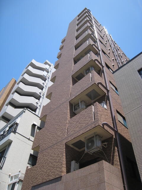 建物外観　総タイル張りの外壁