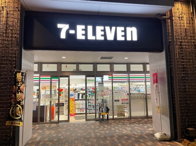 コンビニ　セブンイレブン　南千里駅前店（コンビニ）まで818m
