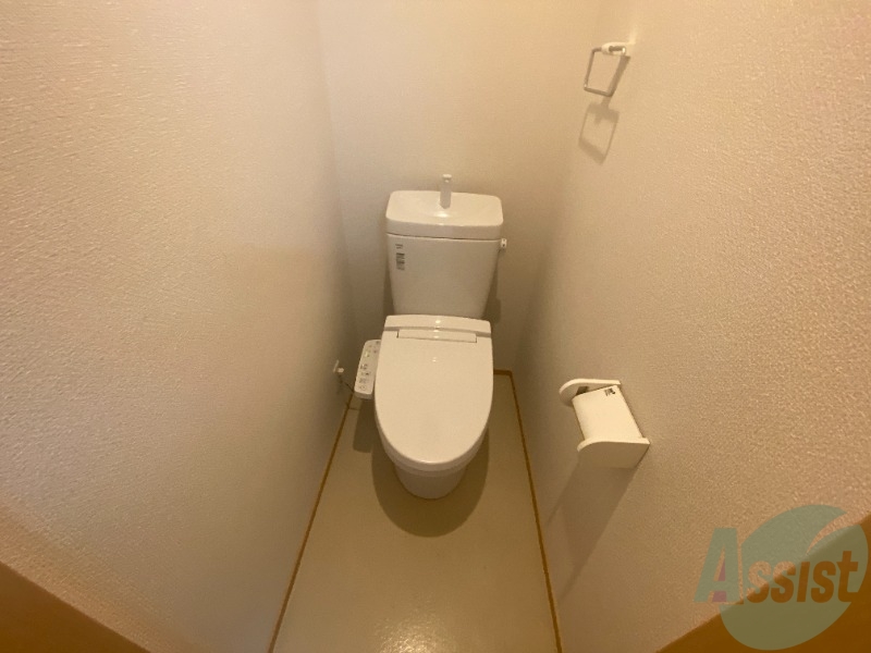 トイレ　温水洗浄便座なので快適に使用できそうですね。
