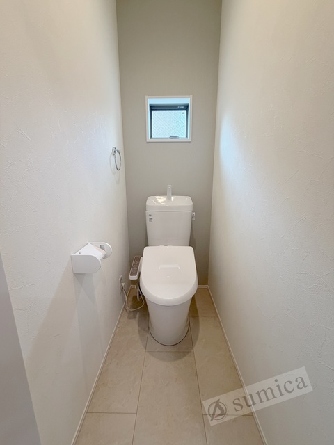 トイレ　人気アイテムの温水洗浄便座。清潔感のあるトイレです。