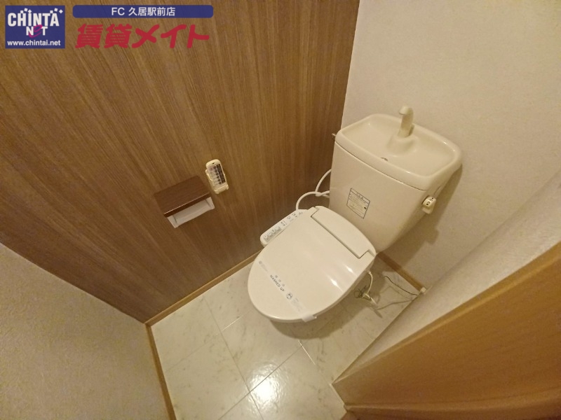 トイレ　別部屋反転参考写真です。