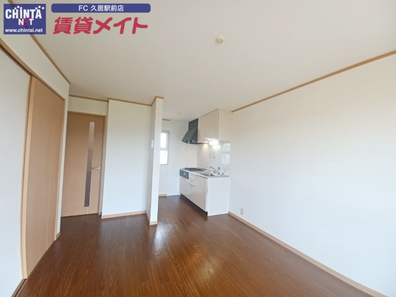 居室・リビング　別部屋反転参考写真です。