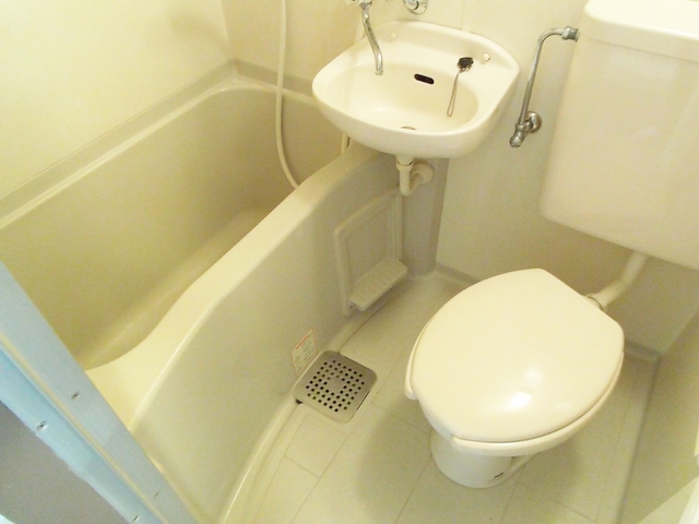 バス・シャワールーム　バス・トイレは一緒のお部屋です！