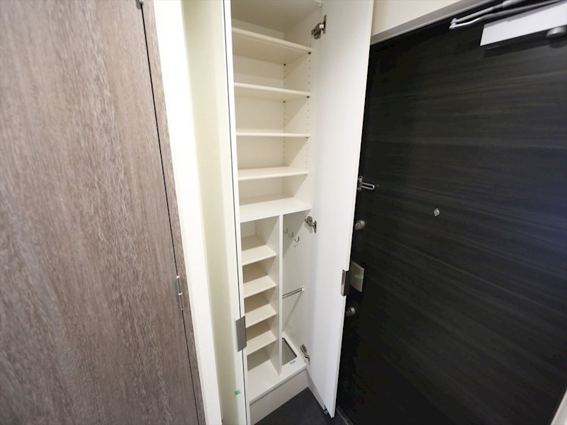 玄関　玄関　シューズボックス付（収納充実してます）