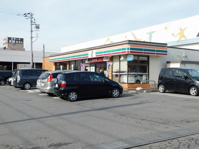 コンビニ　セブンイレブン東今泉2丁目店（コンビニ）まで450m